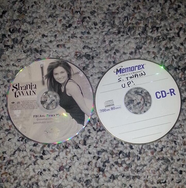 1. Лицензионные диски достать было очень сложно. Поэтому нужная музыка переписывалась с сидишки, которая аккуратно подписывались маркером.