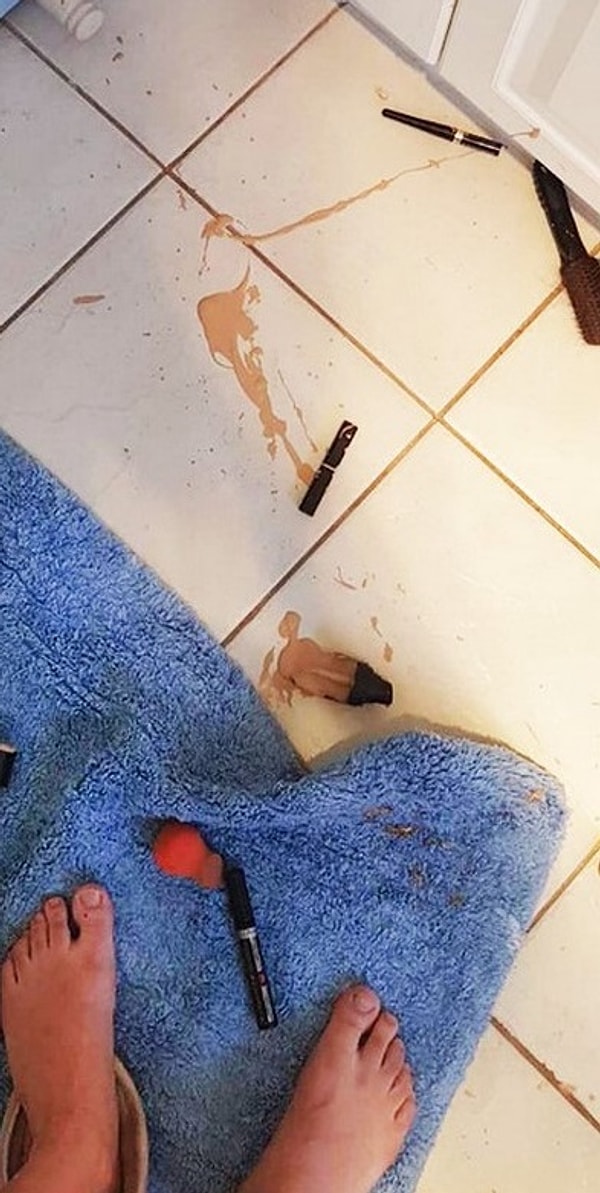 19. «Пыталась принять душ с двумя малышами. Справа — те игрушки, которые я им оставила, слева — то, чем они играли на самом деле»