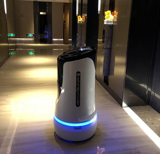 15. Bu gördüğünüz robot misafirlere su dağıtıyor.