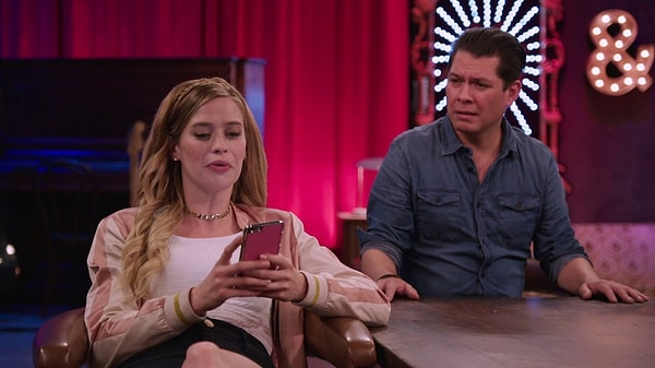 1. Вы подглядываете в телефоны незнакомцев?