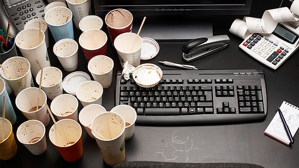 23. Если вы едите или пьете чай/кофе у компа, то просто оставляете посуду возле него?