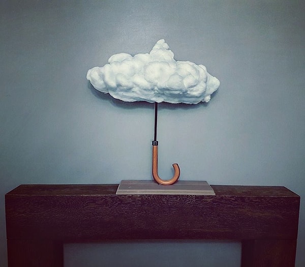 24. Лампа в виде облака. Если ее включить, слышны раскаты грома и видны молнии