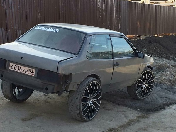 6. А что, отличный автомобиль для езды по русскому бездорожью 😆