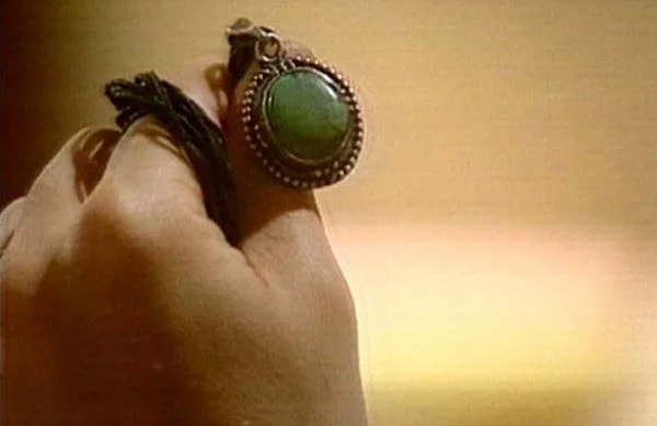 13. А этот кулон был в шоу...