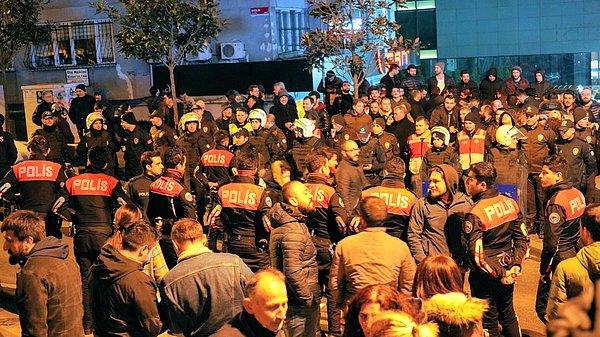 01:00 | İstanbul’da Beşiktaş İlçe Seçim Kurulu önündeki bekleyiş sürüyor.