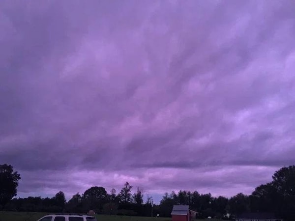 9. "Небо стало фиолетовым после урагана"