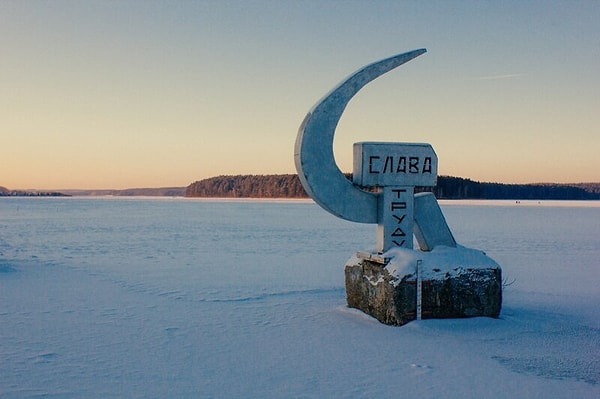 5. Одинокий серп и молот...