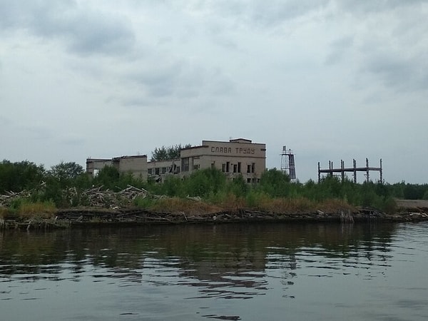 8. Некоторые надписи довольно неплохо маскируются, и заметить их бывает не так-то и просто...