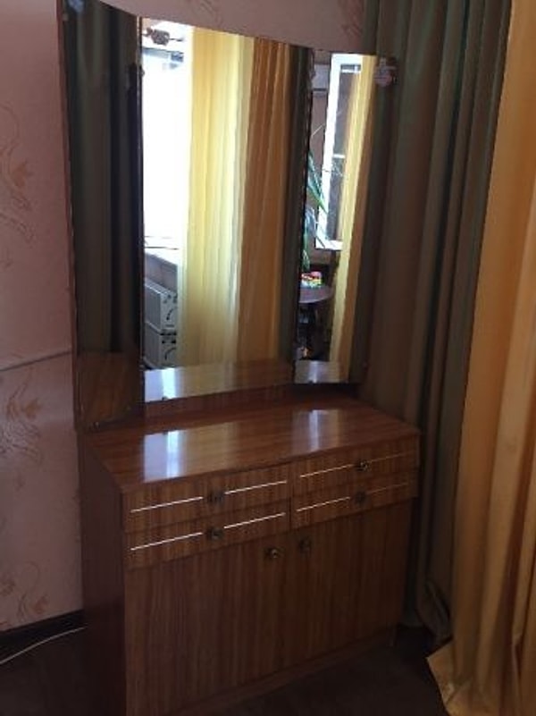 2. А теперь постарайтесь вспомнить название этого трехстворчатого зеркала, закрепленного на тумбе: