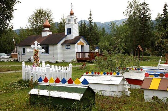 Alaska'nın Eklutna kasabasında bulunan St. Nicholas Ortodoks Kilisesi ve mezarlığı, tabuları yıkmak için birebir.
