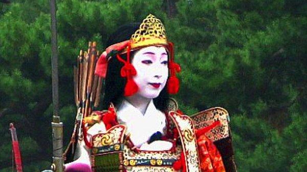10. İlk feodal Japonya'da kadın samuraylardan oluşan ve Onna-Bugeisha adı verilen bir sınıf vardı.