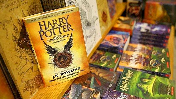 Rahipler, büyücülüğe özendirdiği gerekçesiyle Harry Potter kitaplarını da yaktı.