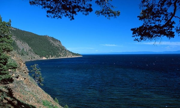 1. Самое глубокое озеро мира - Байкал.