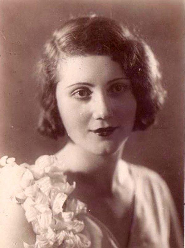 11. Dünya tiyatrosunda sahneye çıkan ilk Türk kadın oyuncu Afife Jale, İstanbul 1920.