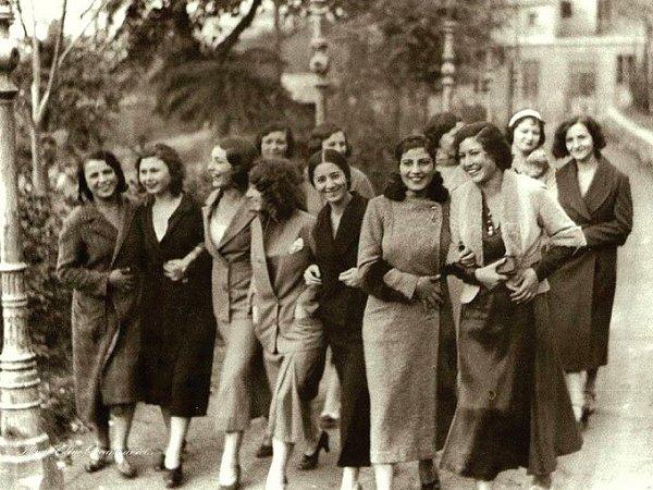 24. İstanbul Şehir Tiyatrosu'nun Dârülbedâyi kadınları, İstanbul 1930.