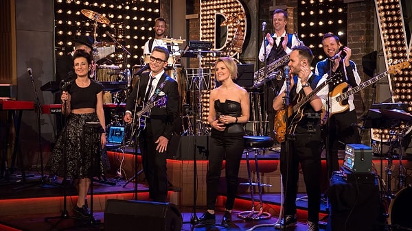 #4 Как называется музыкальная группа, которая аккомпанирует шуткам Вани Урганта в программе "Вечерний Ургант"?