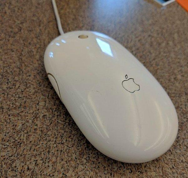 12. Sağa tıklama yapmanın mümkün olmadığı, kullanımı imkansız kılan kaydırma tekerleğine sahip ve berbat ergonomik tasarımı olan bilgisayar faresi: