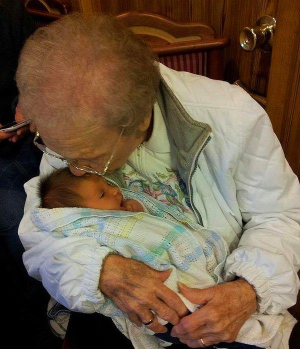6. Büyük büyük büyükannesi 98 yaşına girdiği gün doğan bebek: