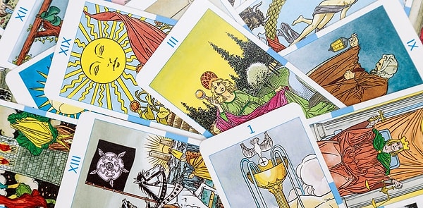 Внимательно посмотрите на рубашки карт Таро и выберите себе одну из них, ту, к которой вас тянет: