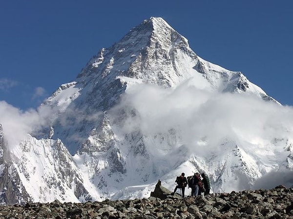 9. Гора Эверест расположена в...