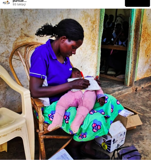 6. Мама и учитель в одном лице. Проверяет домашнюю работу учеников, пока ее малышка спит у нее на руках.