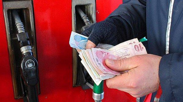 Ankara'da ortalama 6,97 liradan satılan benzinin litre fiyatı 7,10 lira olacak. Benzinin litresi İstanbul'da 6,90 liradan 7,03 liraya, İzmir'de ise 6,95 liradan 7,08 liraya yükselecek.