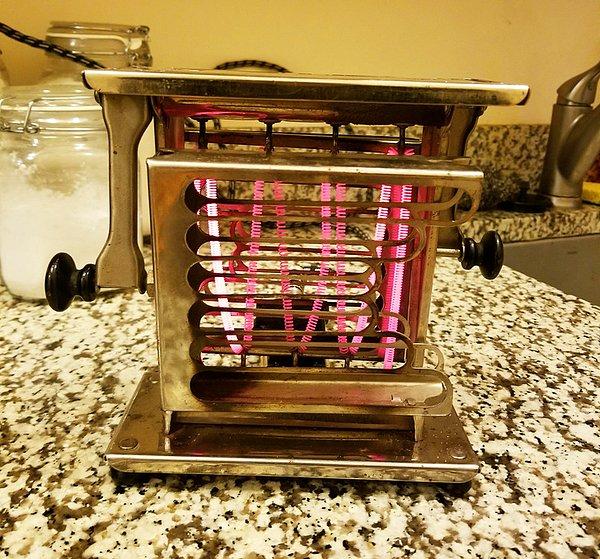 25. "Bazen basit olan daha iyidir. İşte benim 1930'lardan kalma ekmek kızartma makinem."