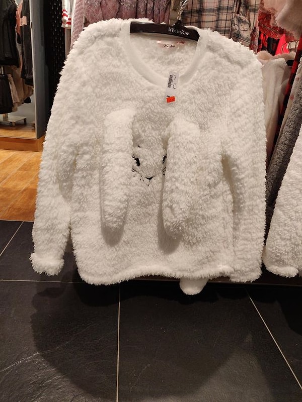 8. Свитер, который подойдет дамам за 50, чьи "ушки" уже давно обвисли