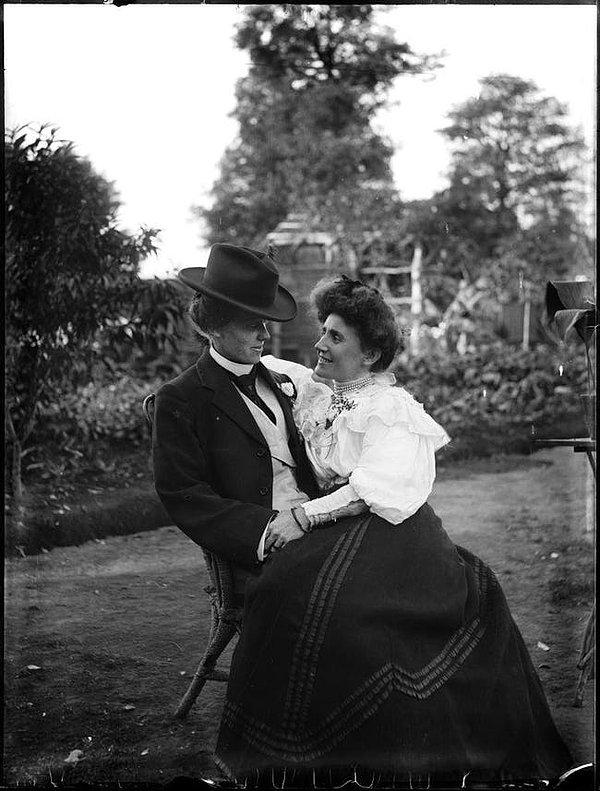 4. Bahçede otururken saadet içerisinde birbirlerinin gözlerinin içine bakan bir çift, 1900'ler.