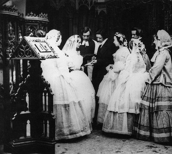 9. Düğün töreninde yüzüklerini takmak üzere olan bir çift, 1860'lar.