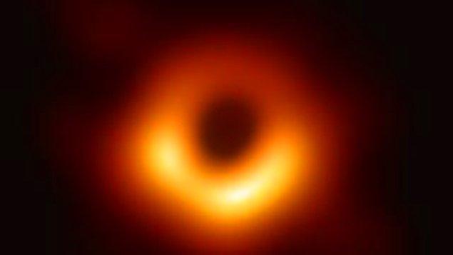 Görüntüyü yeniden hatırlayalım. 55 milyon yıl öncesindeki halini gördüğümüz ilk kara deliğin görüntüsü böyleydi: