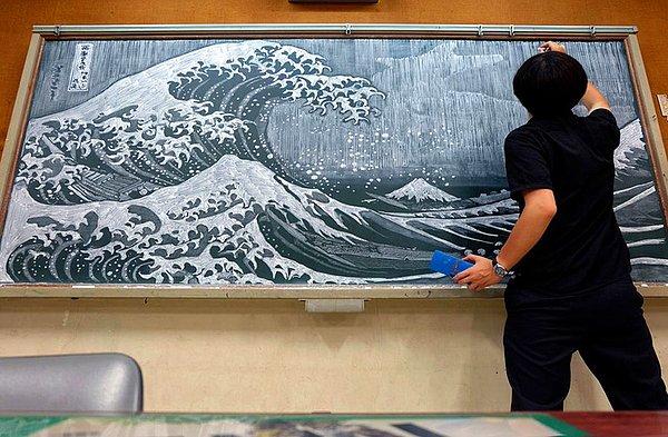 19. Bu Japon öğretmen de, kara tahtada çizim yapma konusunda bir usta.