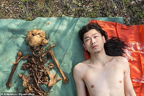 Babasının Mezarından Çıkarttığı Kemiklerle Çırılçıplak Fotoğraflar Çektiren Çinli Sanatçı