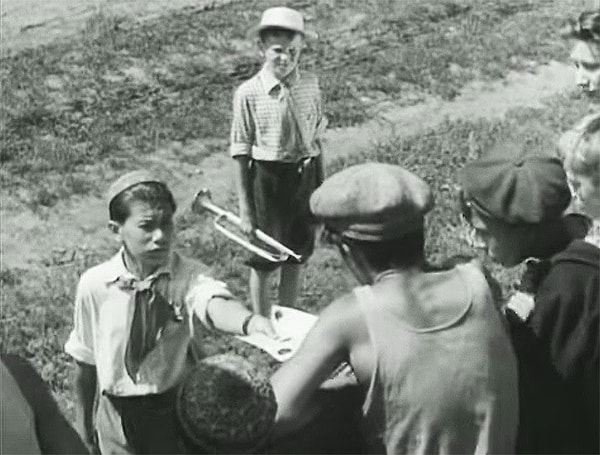 5. Каким знаком Тимур и его команда помечали ворота подшефных домов?