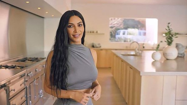 Bu arada, Kim Kardashian hukuk okuyor ve şu an bir hukuk firması ile yasal stajı için anlaştığını 2022'de ise baroda olacağını belirtti.