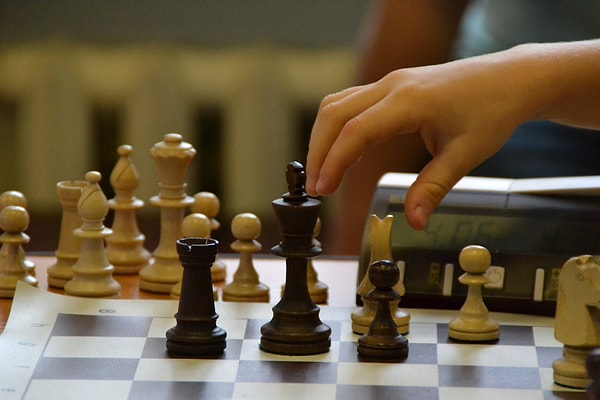 12. Сколько пешек находится на шахматной доске в самом начале игры?