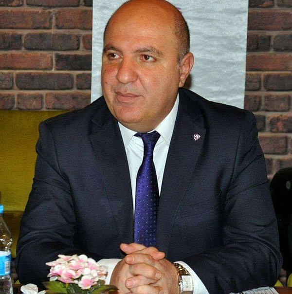Sinopspor Başkanı Ayhan Özhan ise futbolcu olduğunu iddia eden kişinin kendileri ile bir bağı olmadığını belirtiyor ve ekliyor.