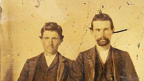 Jesse James’in kardeşi Frank de Güneylilerin safında savaşa katılır ve 1863 yılında Kuzey birlikleri Frank’ı bulmak için Jesse James ve ailesinin evini basar. Baba Samuel’e işkence edilir ve Jessie dövülür. Bu olayın ardından 16 yaşındaki asi Jesse, abisi ile savaşa katılır.