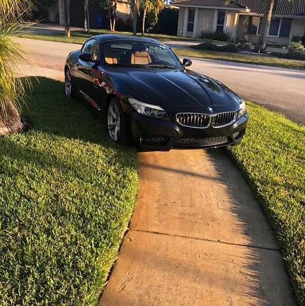 3. Автомобиль этого соседа слишком хорош для того, чтобы припарковать его на улице, как делают простые смертные на так себе иномарочках.