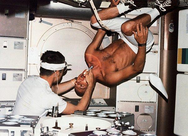 1. Bir uzay gemisinde, sıradan bir sağlık muayenesi, 1973