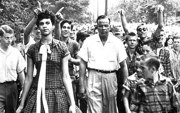 14. Beyaz tenli insanlar için yapılmış bir okula giden ilk siyahi öğrenci: Dorothy Counts, 1957