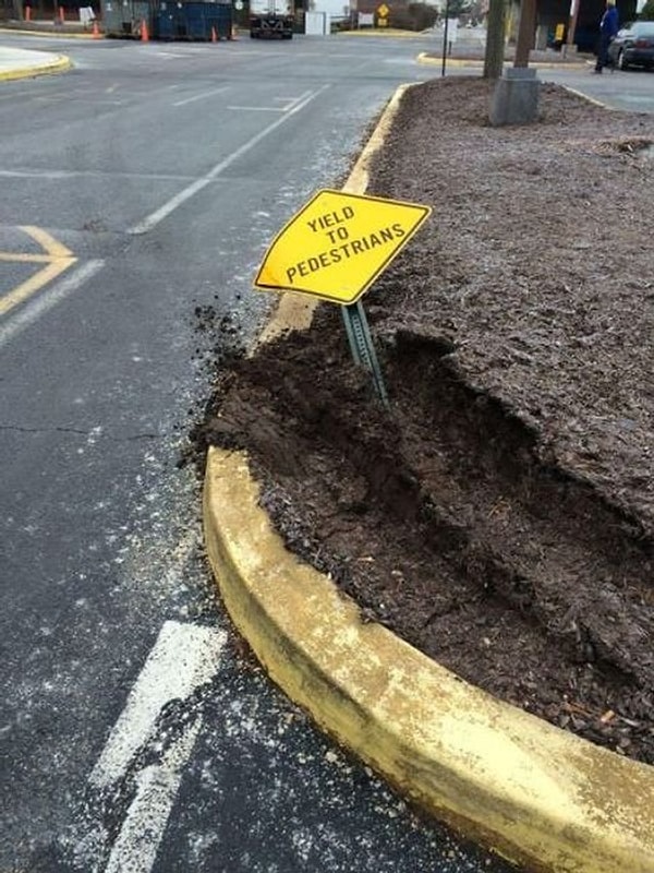 8. Этому парню удобнее было проехать через бордюр