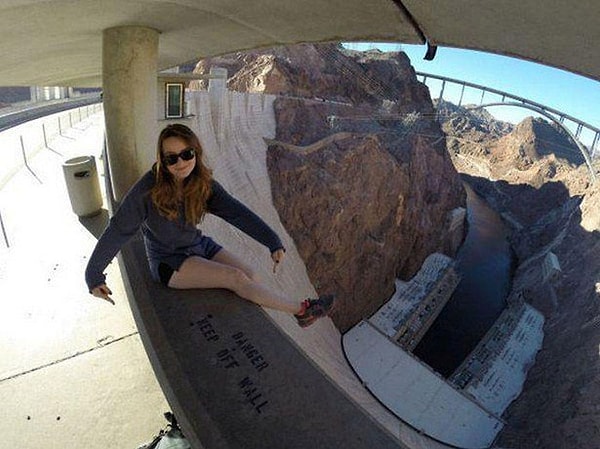 25. "Опасно! Не приближайтесь к ограждению!"