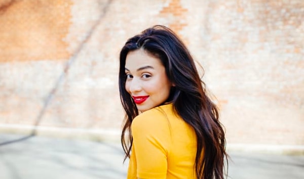 9. Что выражает лицо брюнетки на фото?