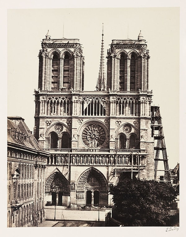 5. В середине 1800-х Нотр-Дам-де-Пари прошел через 20-летнюю реставрацию — ему вернули прежний вид.