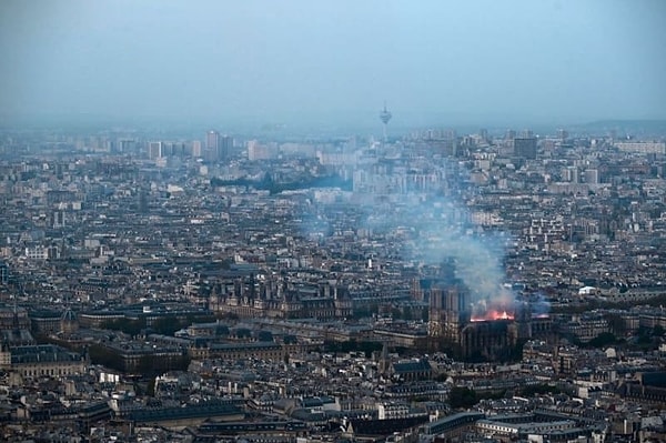 11. Пожар уничтожил две трети кровли, часы собора и шпиль.