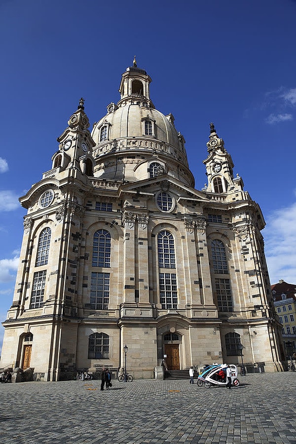 17. Её отстроили снова, используя частично новые камни и старые, оригинальные.