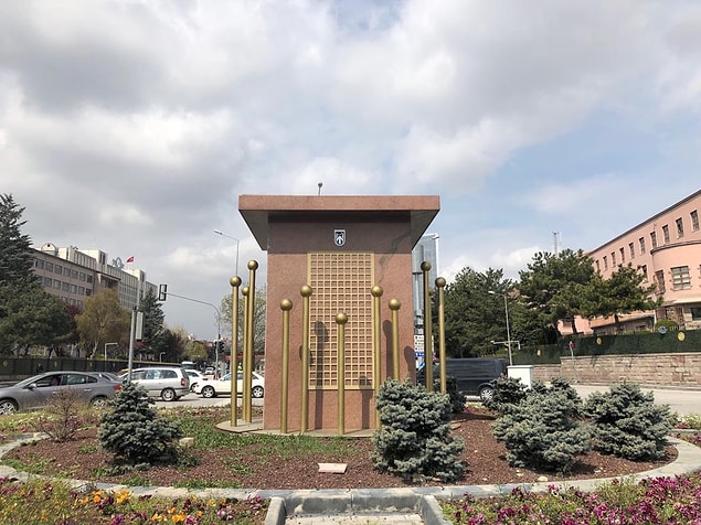 Anıtın yerleştirildiği kaide ise meydanda kaldı
