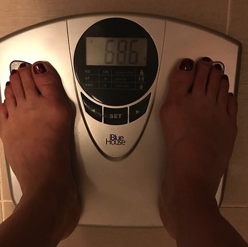 Neslihan Erdoğan bu sürece 70.1 kg olarak başladı. İlk hafta sonunda 68 kg’ı görmeyi başardı!