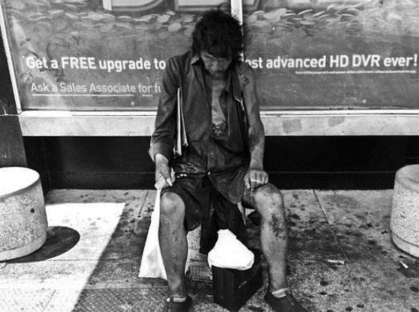Honolulu sokaklarında fotoğraf çekerken, sokaktaki evsizlerden birisinin aslında babası olduğunu fark etti.